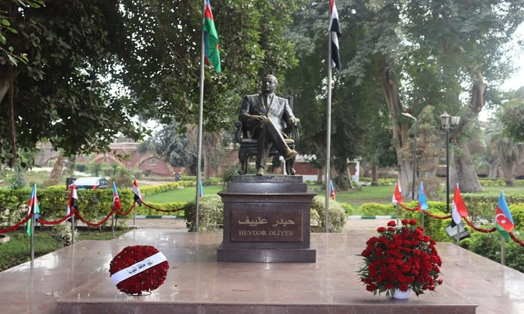 تمثال الزعيم حيدر علييف