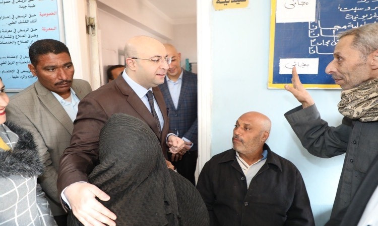 بالصور&hellip; محافظ بني سويف يتفقد الخدمات الصحية بالكوم الأحمر