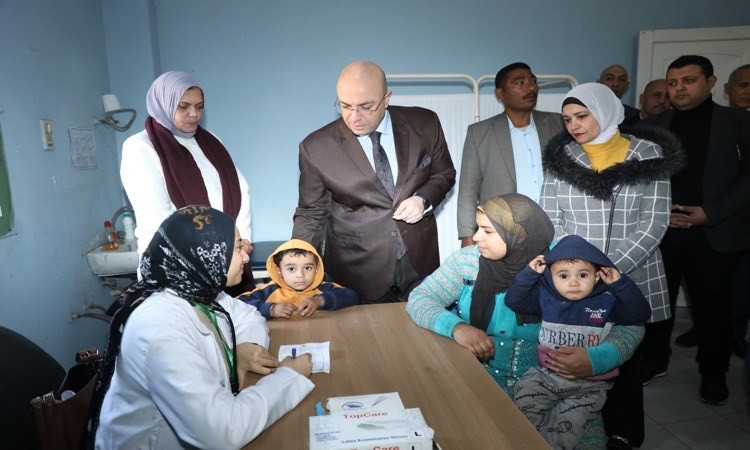 بالصور&hellip; محافظ بني سويف يتفقد الخدمات الصحية بالكوم الأحمر