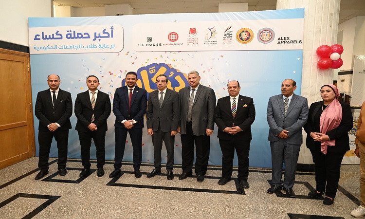 رئيس جامعة الفيوم يفتتح معرض دكان الفرحة.