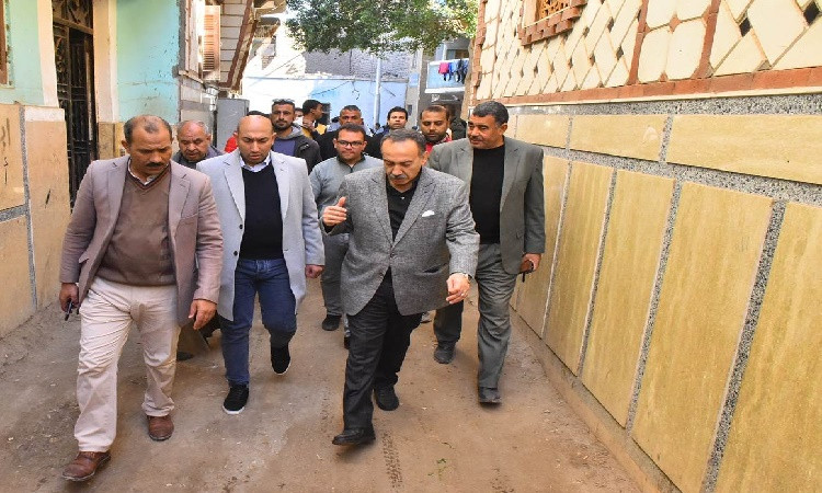 محافظ أسيوط يتفقد ورش لصناعة منتجات من نبات الحلفا بقرية بنى طالب