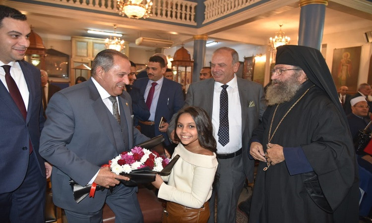 محافظ بورسعيد يزور عددًا من الكنائس لتهنئة الأخوة المسيحيين بعيد الميل