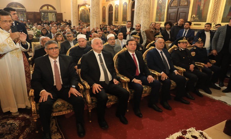 محافظ الجيزة يشارك الأقباط احتفالات عيد الميلاد في أجواء من الأخوة