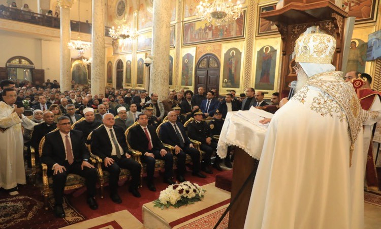 محافظ الجيزة يشارك الأقباط احتفالات عيد الميلاد في أجواء من الأخوة