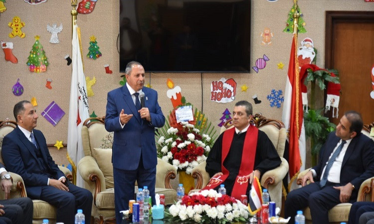 محافظ بورسعيد يهنئ الإخوة الأقباط بعيد الميلاد خلال زيارته للكنيسة الإ