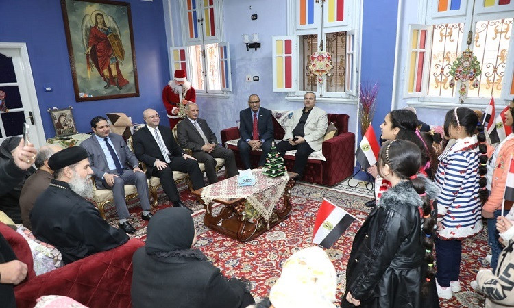 محافظ بني سويف يهنئ قيادات وأبناء الطوائف المسيحية بعيد الميلاد المجيد