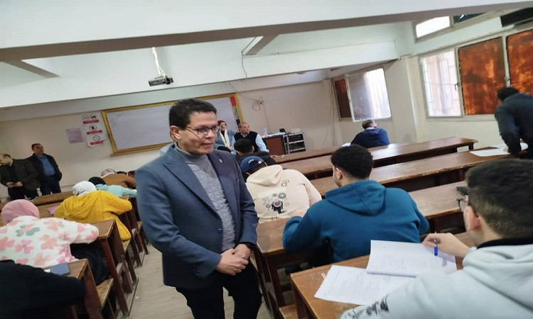 رئيس جامعة بنها يتفقد الامتحانات بكلية العلوم وورش كلية الهندسة ببنها
