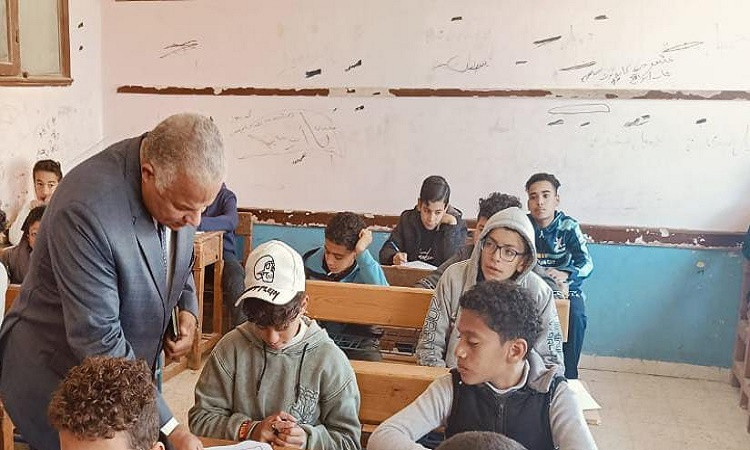 وكيل وزارة التعليم بالفيوم يتابع لجان امتحانات الفصل الدراسي الأول