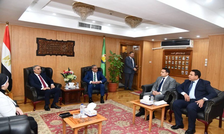 محافظ الفيوم ورئيس حماية المستهلك يبحثان سبل ضبط الأسواق وتوفيرالسلع ب