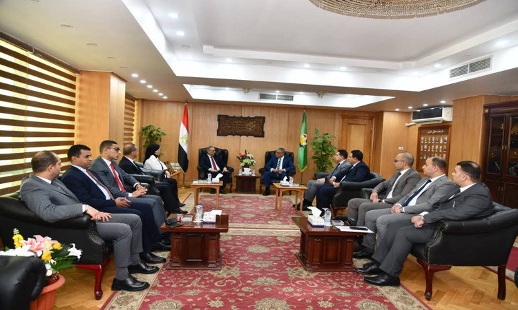 محافظ الفيوم ورئيس حماية المستهلك يبحثان سبل ضبط الأسواق وتوفيرالسلع ب