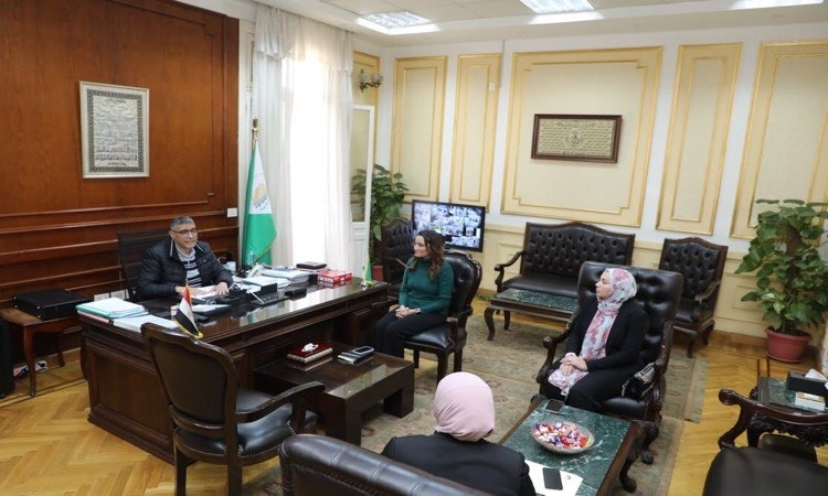 محافظ الجيزة يؤكد أهمية تمكين المرأة ودعمها لتولي المناصب القيادية