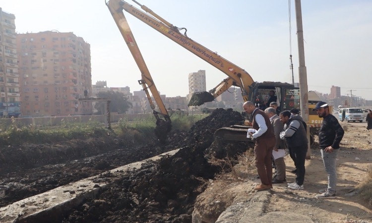 السكرتير العام المساعد ببني سويف يتابع سير العمل بمشروع كوبري العبور ا