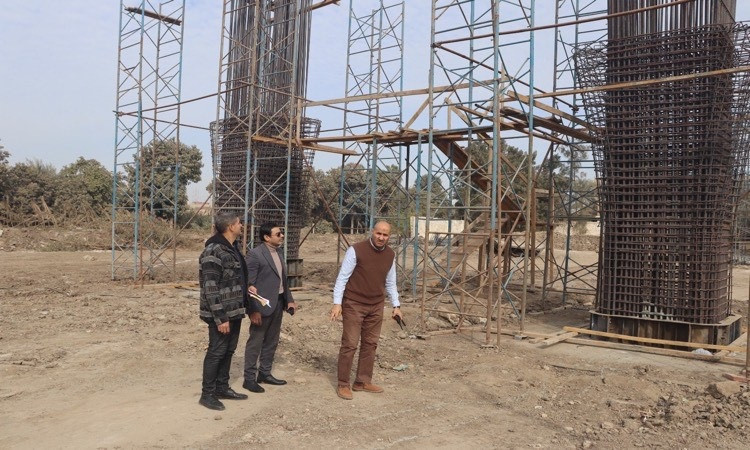 السكرتير العام المساعد ببني سويف يتابع سير العمل بمشروع كوبري العبور ا