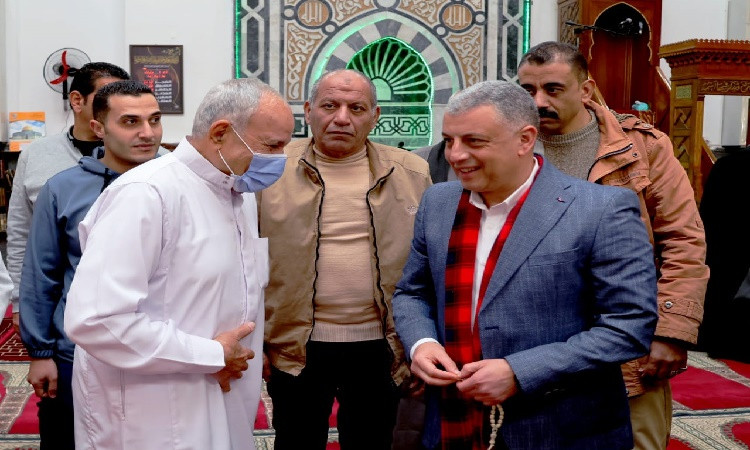 محافظ الإسماعيلية ومدير الأمن يؤديان شعائر صلاة الجمعة بمسجد الشهداء