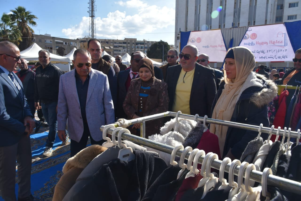 محافظ بورسعيد يفتتح معرض