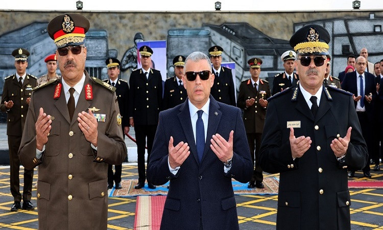 محافظ الإسماعيلية يضع إكليلًا من الزهورعلى النصب التذكاري لشهداء الشرط