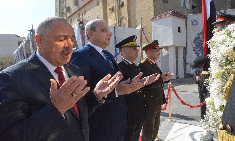 محافظ الغربية يضع إكليل الزهور على النصب التذكاري لشهداء الشرطة