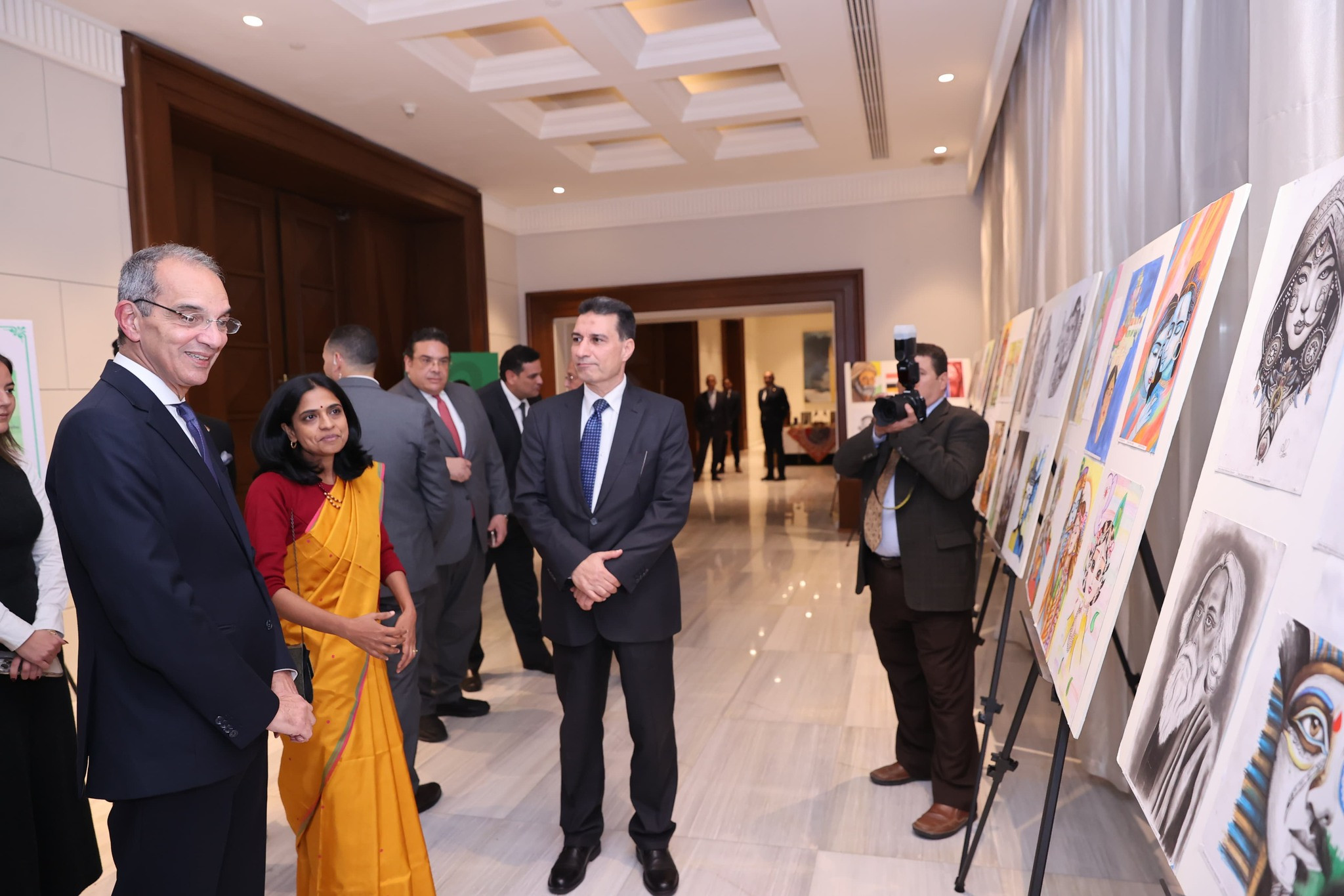 وزير الاتصالات وسفيرة الهند