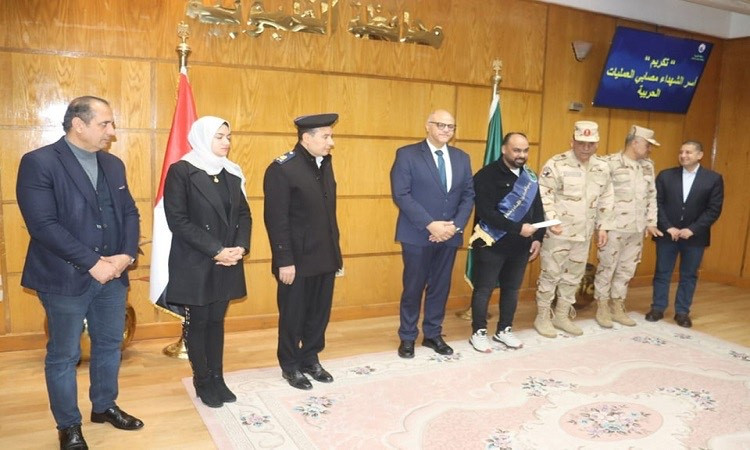 محافظ القليوبية يكرم أسر الشهداء ومصابي العمليات الحربية