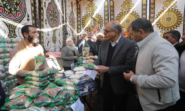 محافظ المنيا يفتتح سوق اليوم الواحد بأبو قرقاص