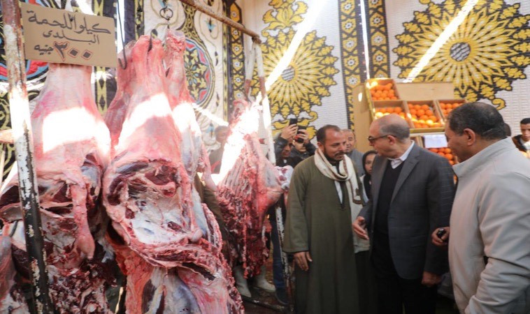 محافظ المنيا يفتتح سوق اليوم الواحد بأبو قرقاص