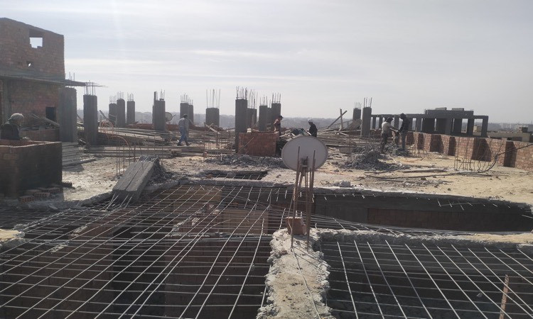 محافظ القاهرة يتابع أعمال إزالة عمارة مخالفة بحي السلام