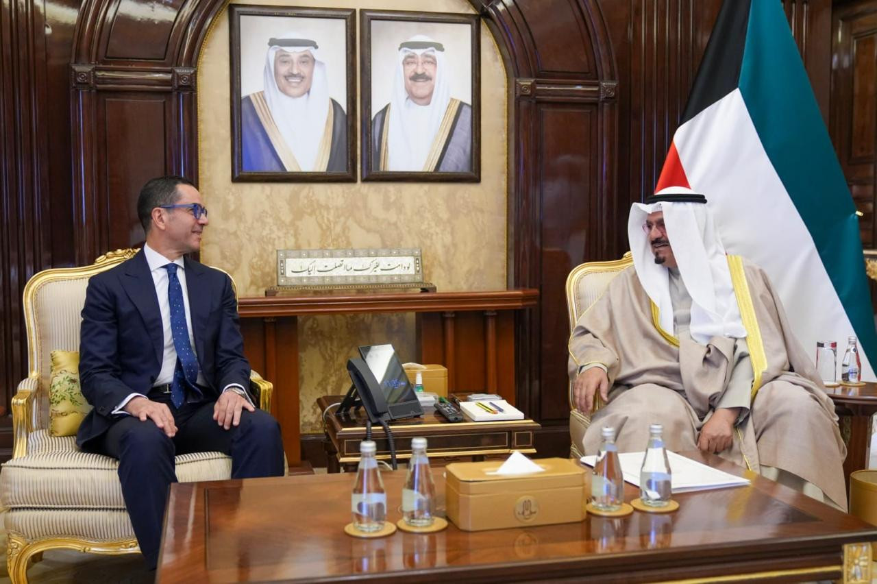 وزير الاستثمار مع رئيس الوزراء الكويتي
