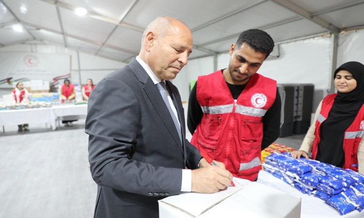 محافظ القاهرة يزور الهلال الأحمر لبحث تعزيز التعاون في مجال العمل الإن