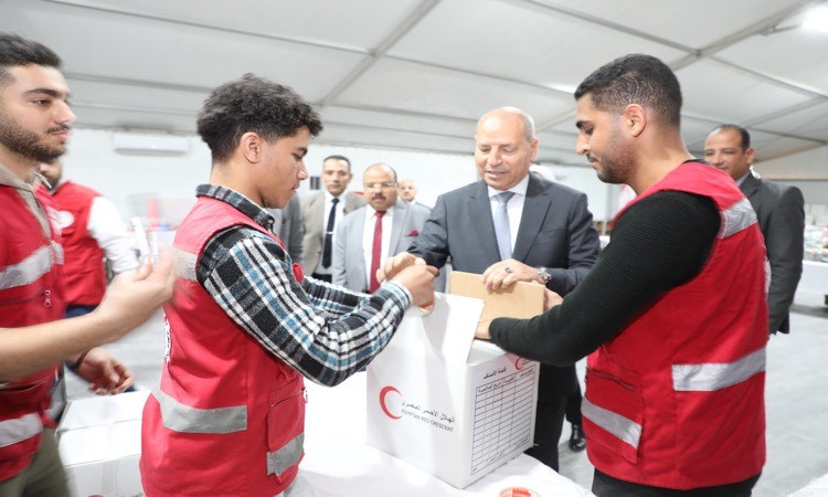 محافظ القاهرة يزور الهلال الأحمر لبحث تعزيز التعاون في مجال العمل الإن