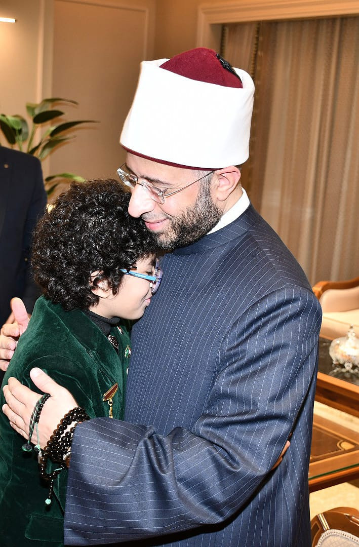 وزير الأوقاف يكرم الطفل أدهم