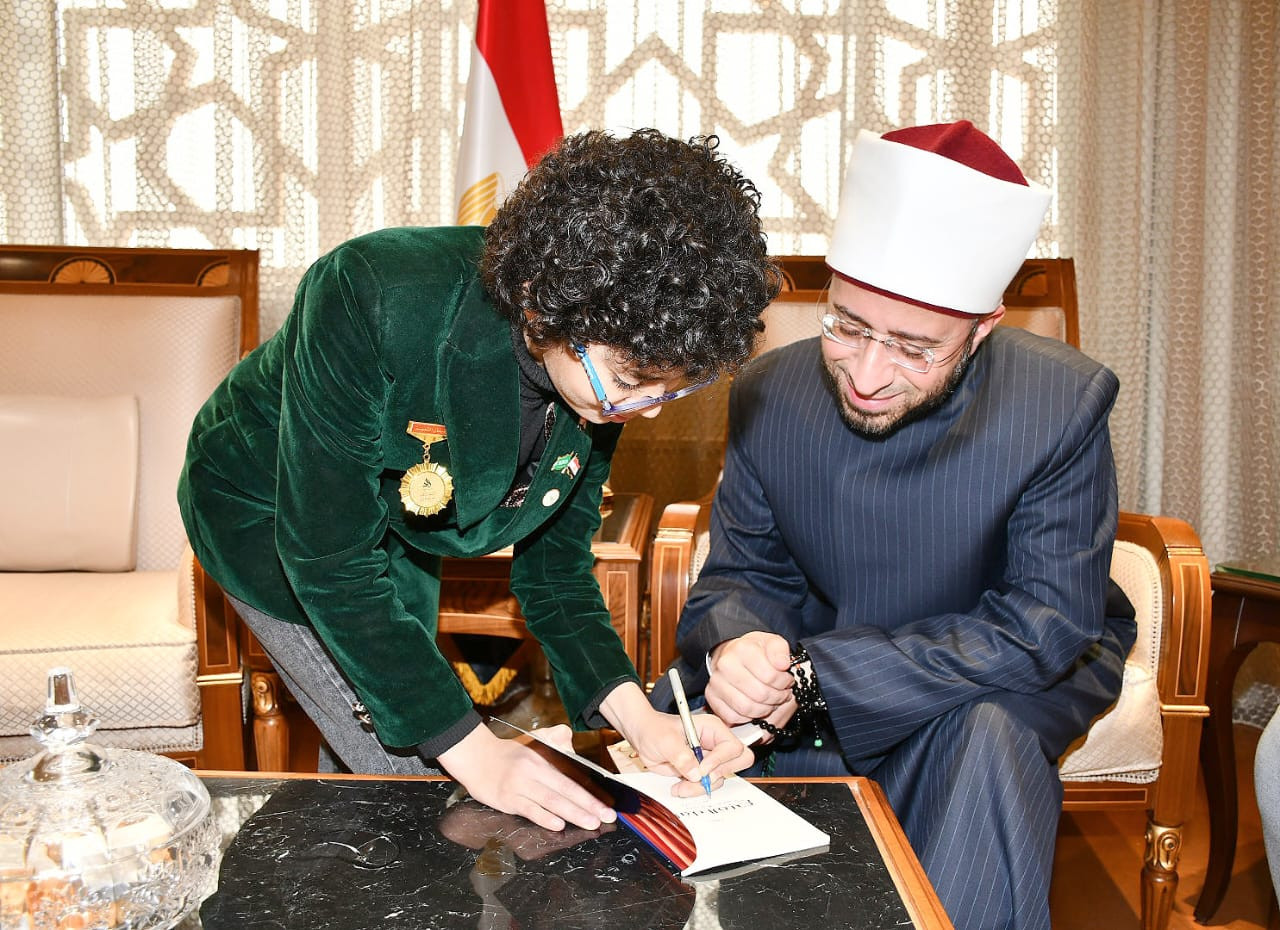 وزير الأوقاف يكرم الطفل أدهم