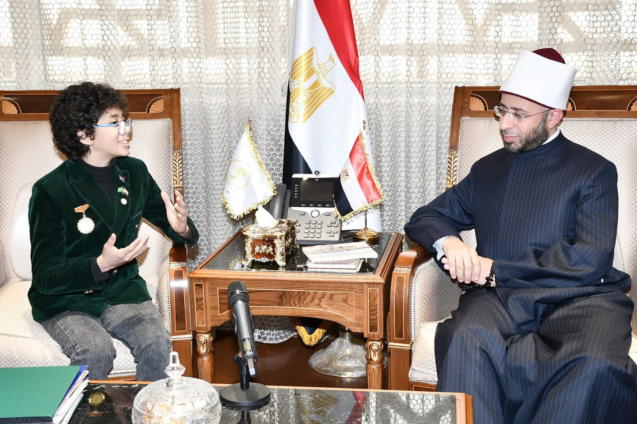 وزير الأوقاف يكرم الطفل أدهم