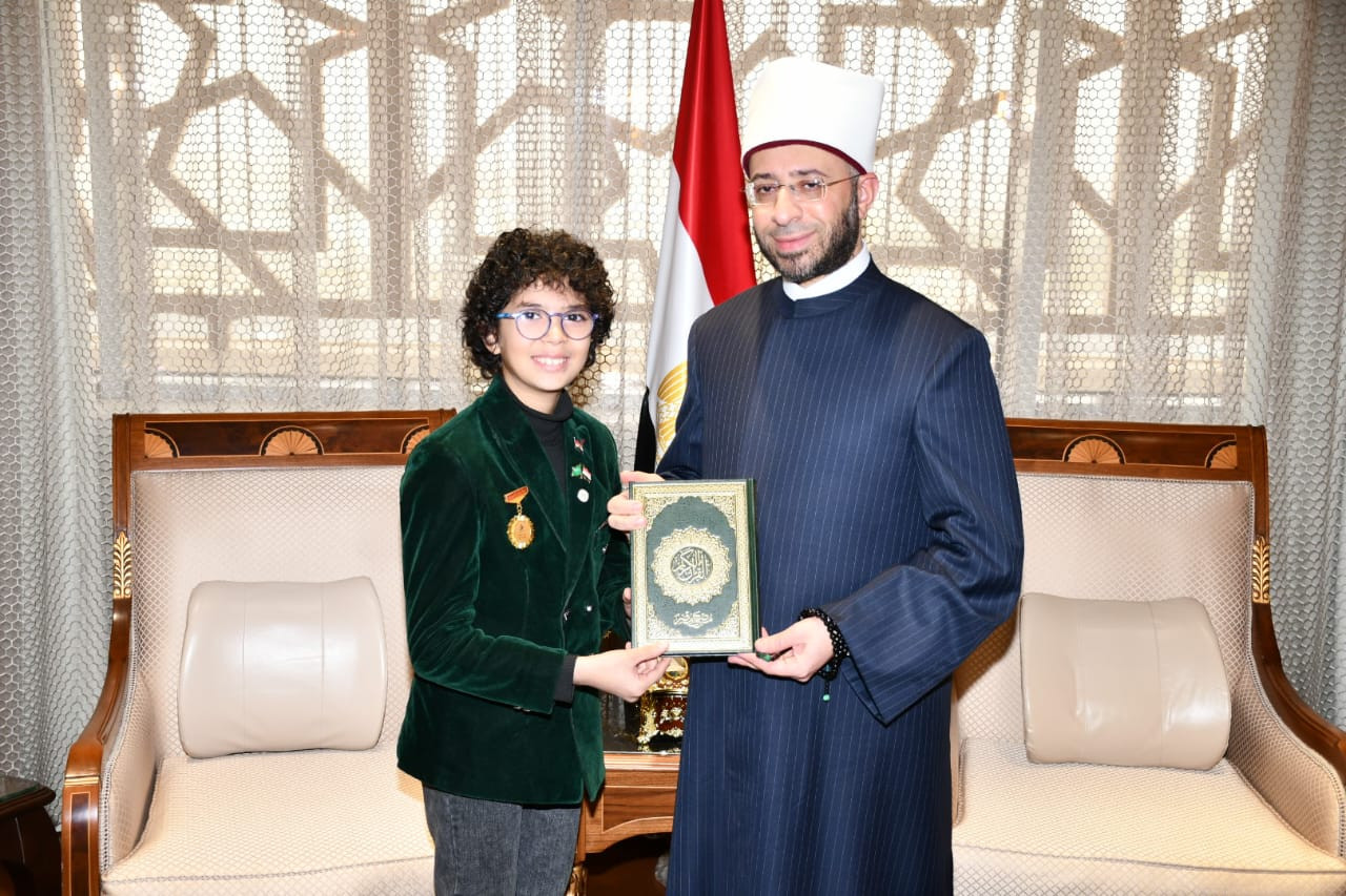 وزير الأوقاف يكرم الطفل أدهم