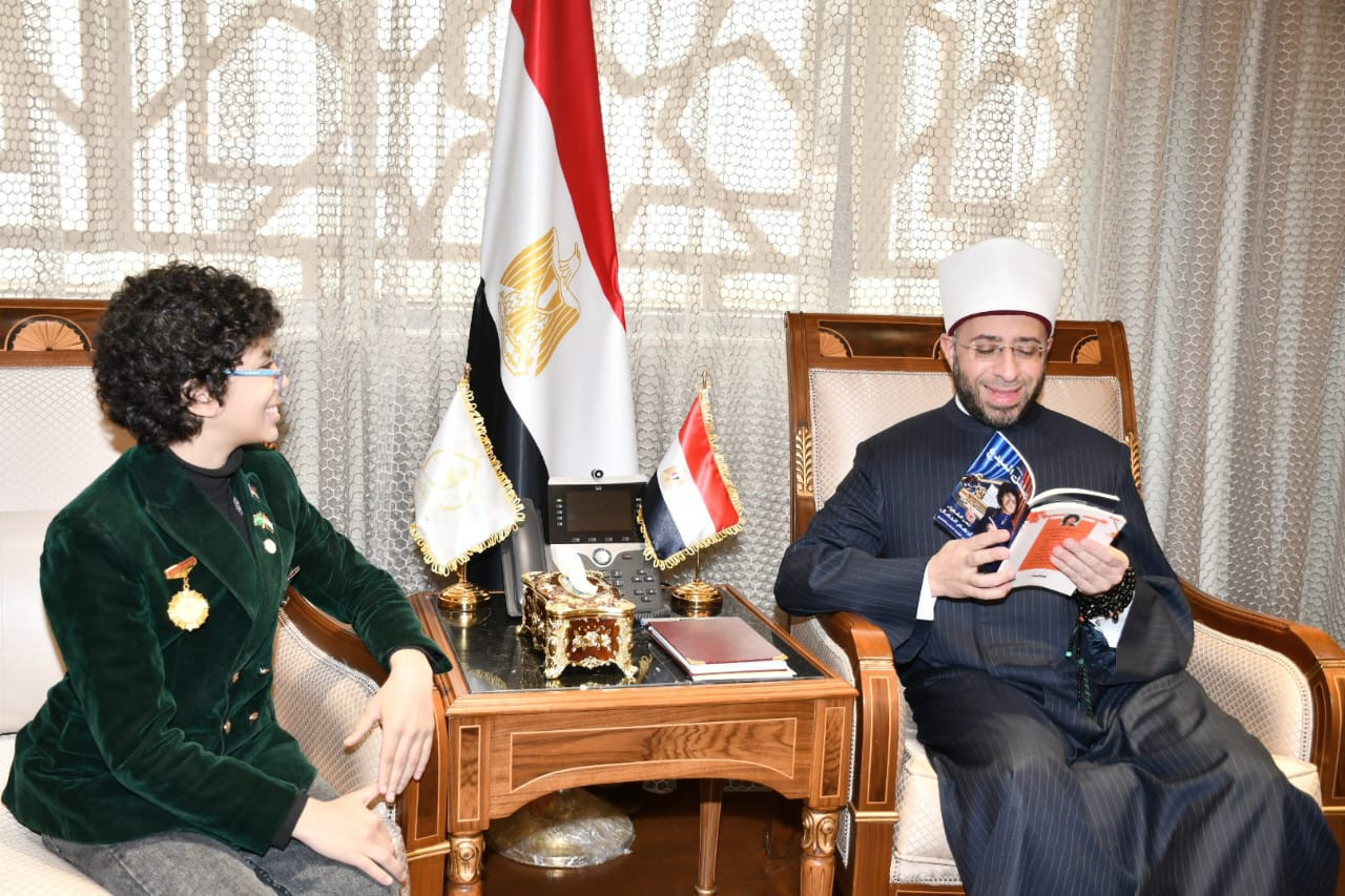 وزير الأوقاف يكرم الطفل أدهم