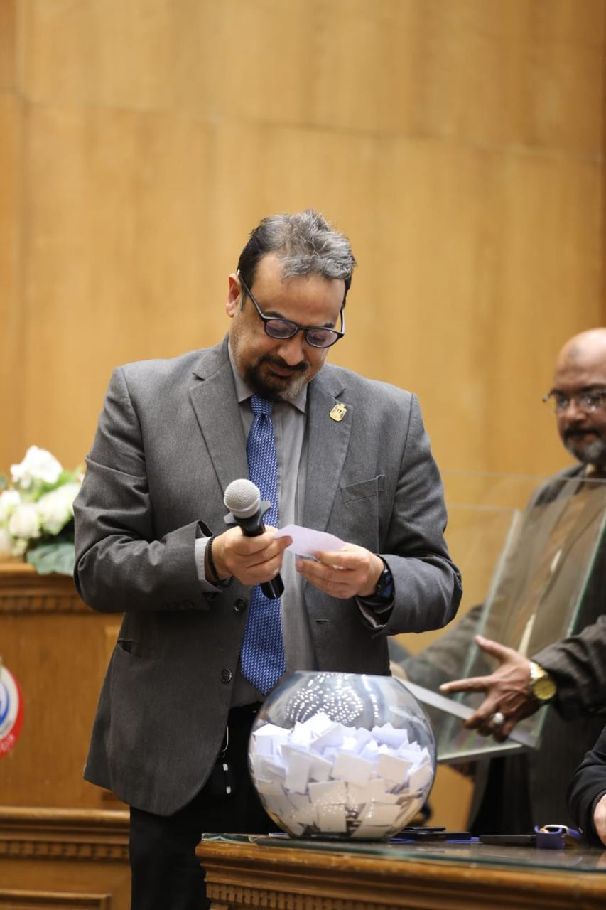وزير الصحة يشهد القرعة العلنية