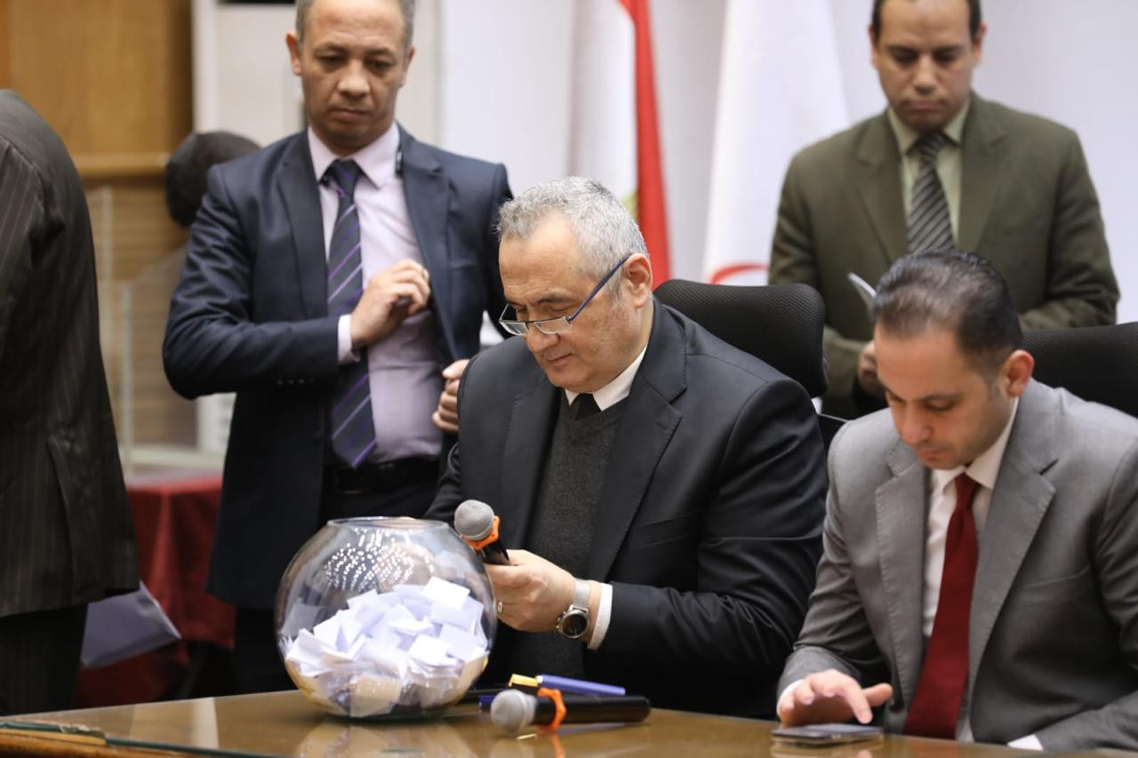 وزير الصحة يشهد القرعة العلنية