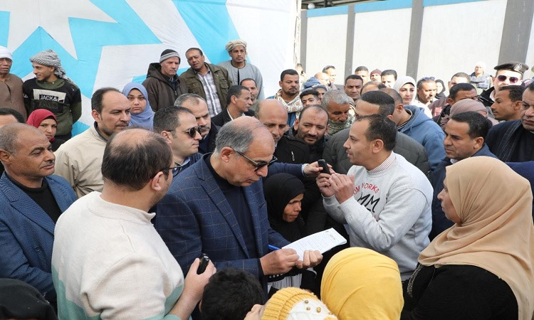 محافظ المنيا يتفقد قافلة طبية ويوجه بسرعة استكمال العلاج لبعض الحالات