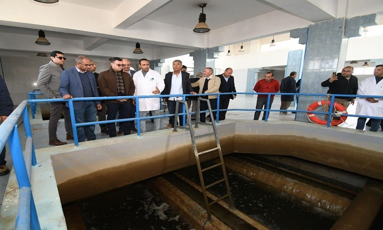 وزير الإسكان ومحافظ القليوبية يتفقدان مركز خدمة العملاء ومحطة مياه الق