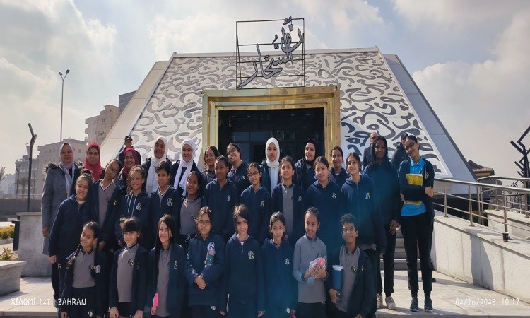 محافظ القاهرة يتفقد مكتبة 