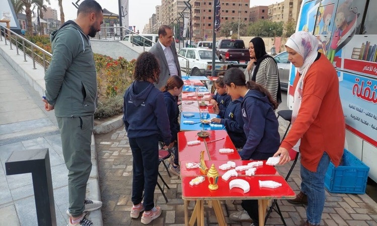 محافظ القاهرة يتفقد مكتبة 