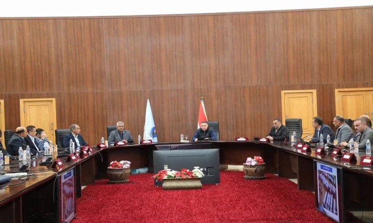 محافظ البحر الأحمر يترأس اجتماعًا لتجهيز قافلة مساعدات إنسانية إلى غزة