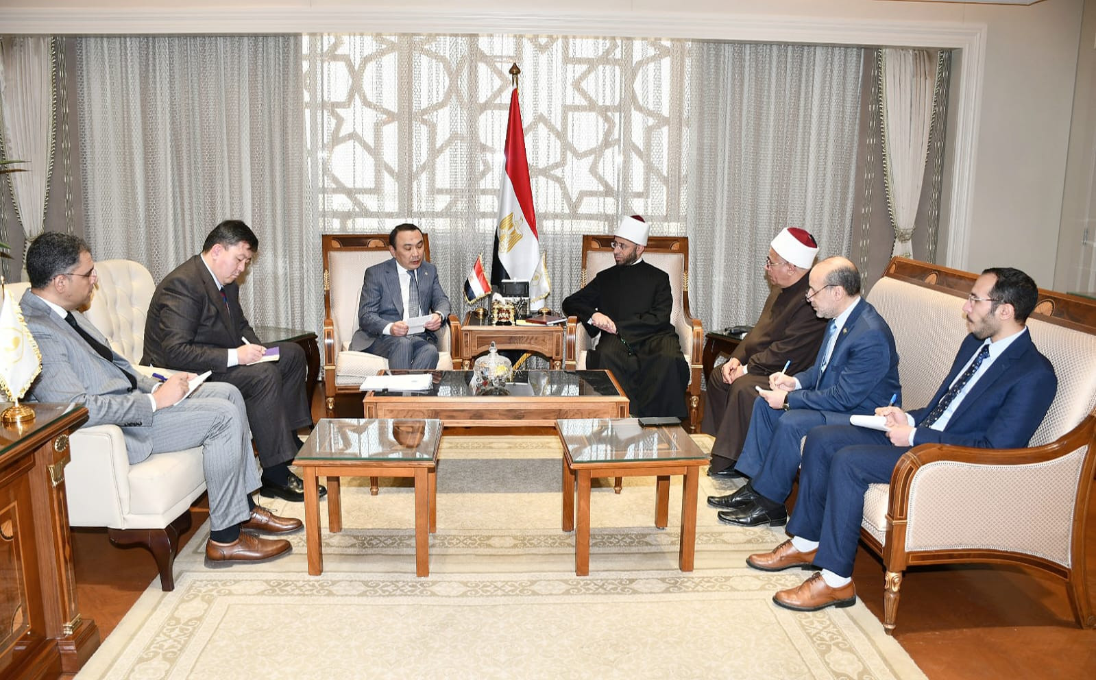 وزير الوقاف وسفير كازاخستان