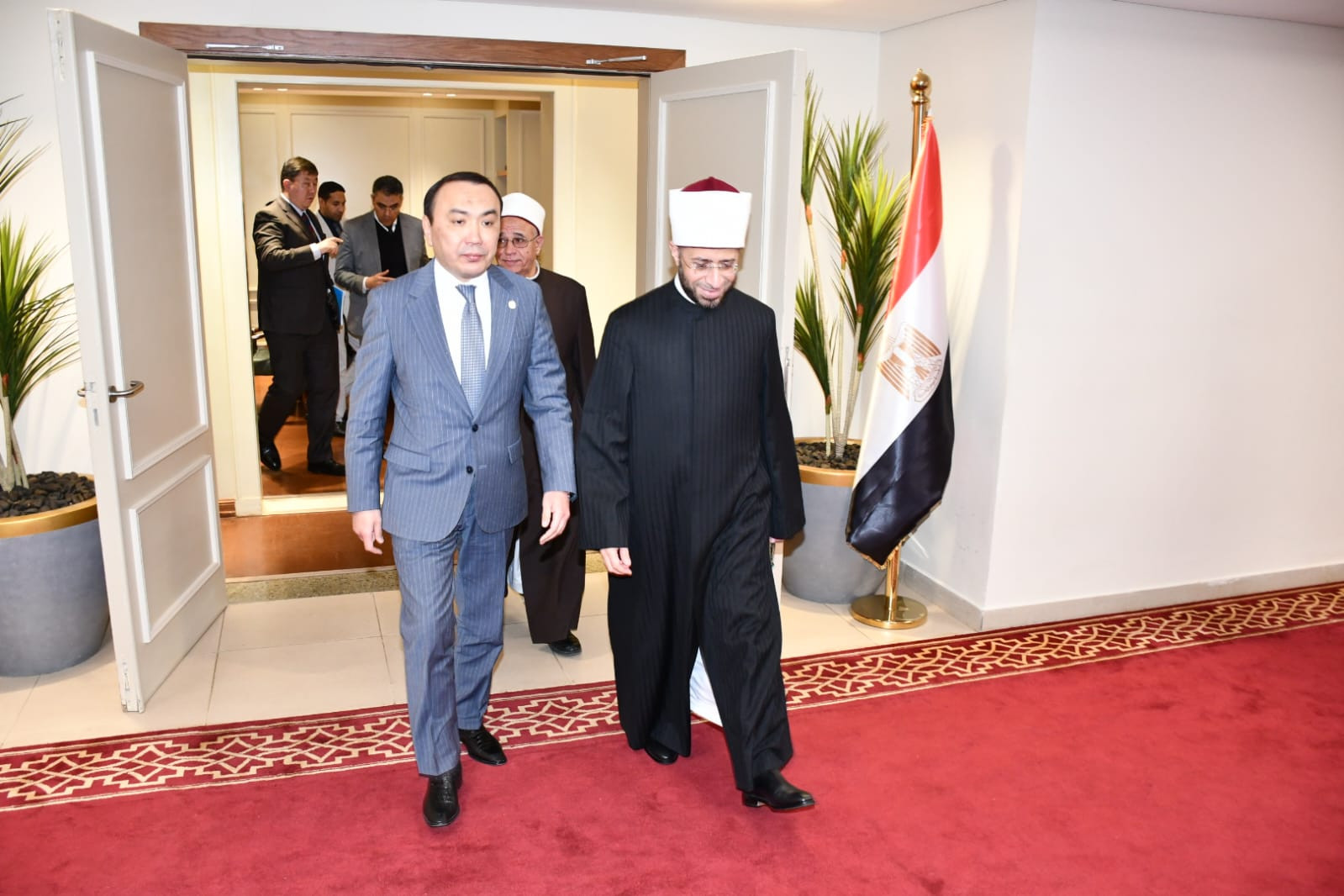 وزير الأوقاف وسفير كازاخستان