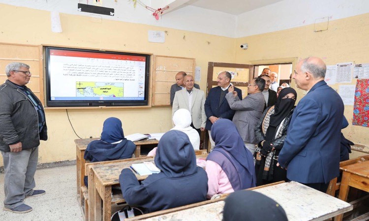 المحافظ يتفقد مدرسة سمالوط الثانوية ويؤكد أهمية الأنشطة التربوية والثق