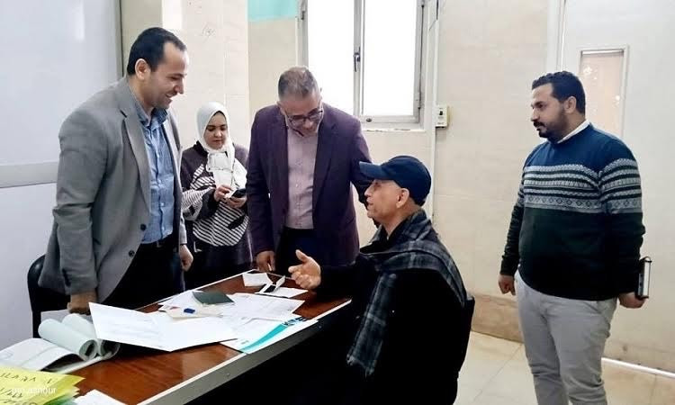 مديرالتأمين الصحي بالقليوبية يتابع الخدمات الصحية بعيادة نصار