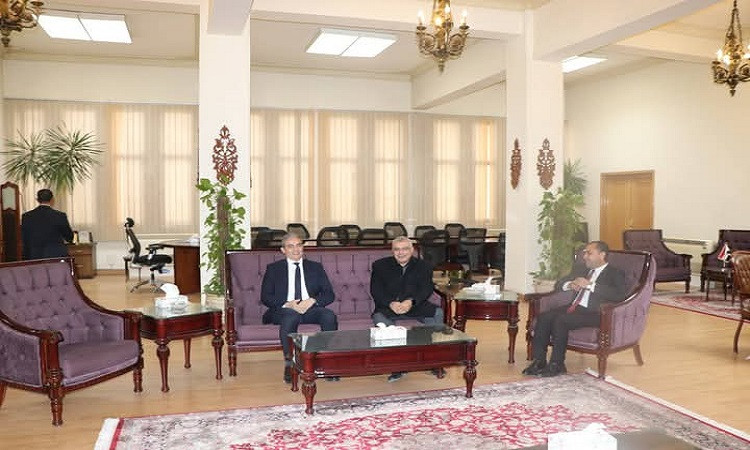 رئيس جامعة الزقازيق يبحث سبل إنشاء وحدة لمكافحة الشائعات