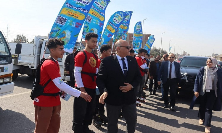 محافظ القليوبية يشهد اصطفاف المعدات الخاصة بشركة النظافة ببنها والخانك