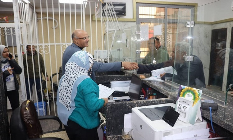 محافظ القليوبية يُقدِم التهنئة للعاملين بديوان عام المحافظة