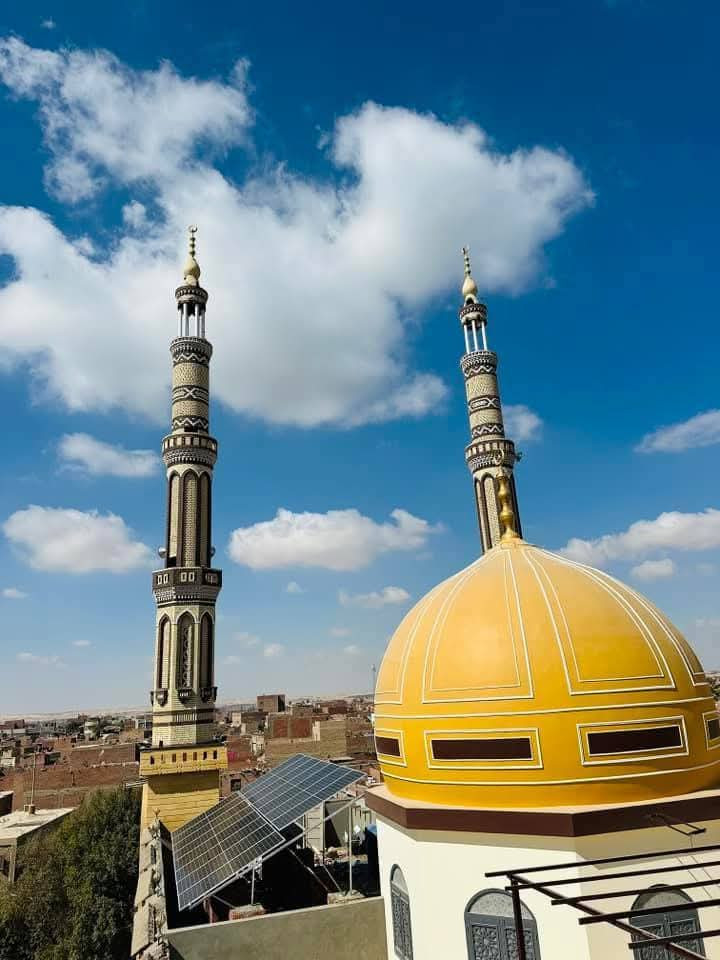 مسجد مضاء بالطاقة الشمسية