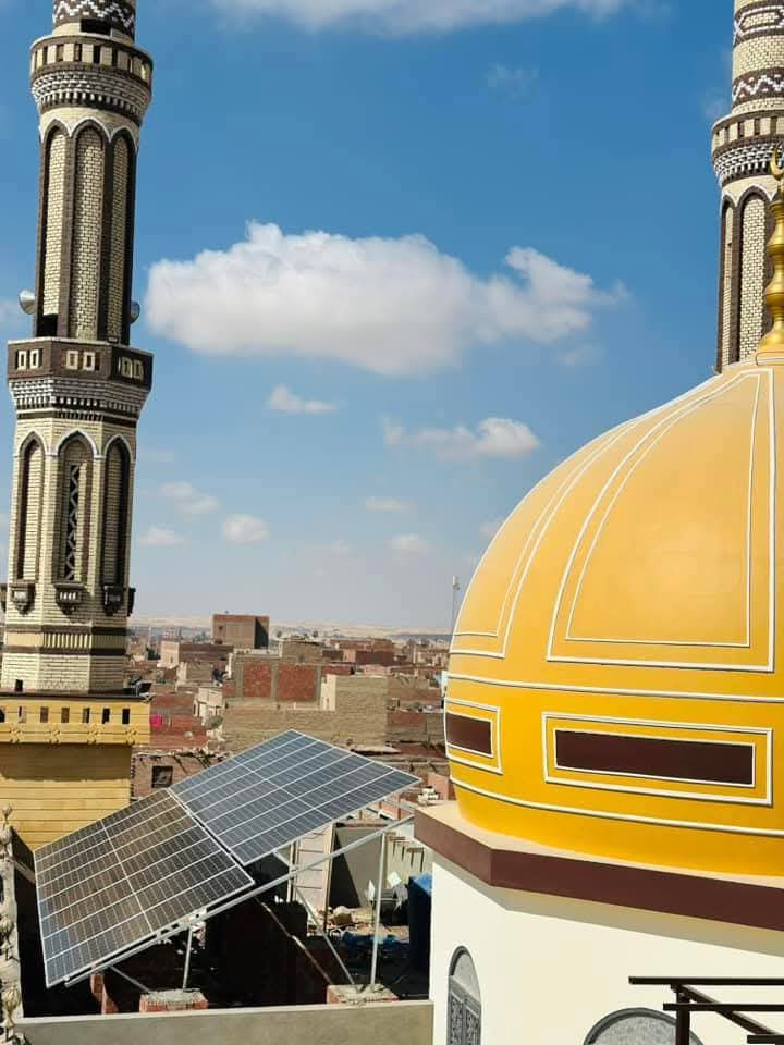 مسجد مضاء بالطاقة الشمسية